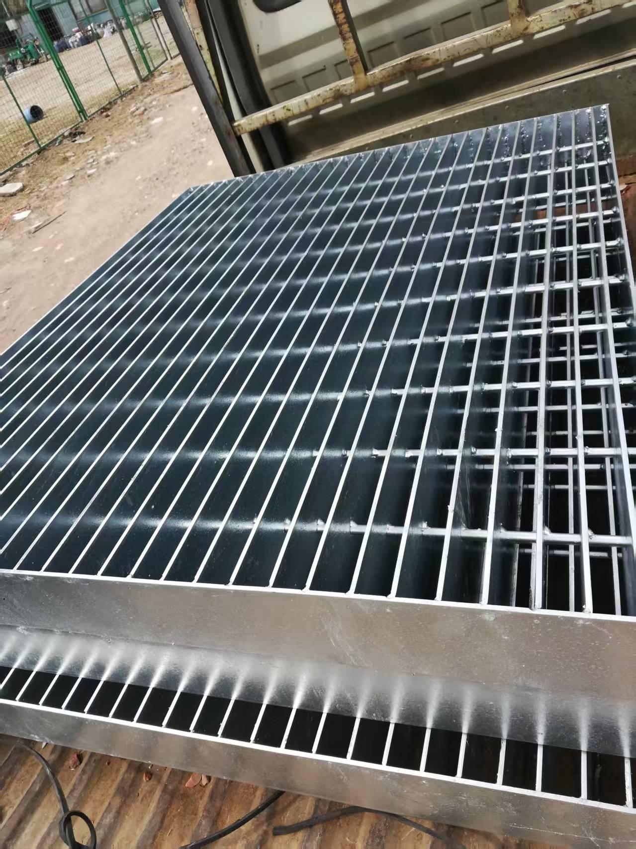 金屬格柵板